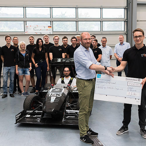 Der Vorsitzende des Siegener Bezirksvereins des VDI, Dr.-Ing. Axel Müller, übergibt die Spende an Fabian Rompf, Teamleiter des Speeding Scientist Teams. VDI Siegen unterstützt uns auch dieses Jahr!